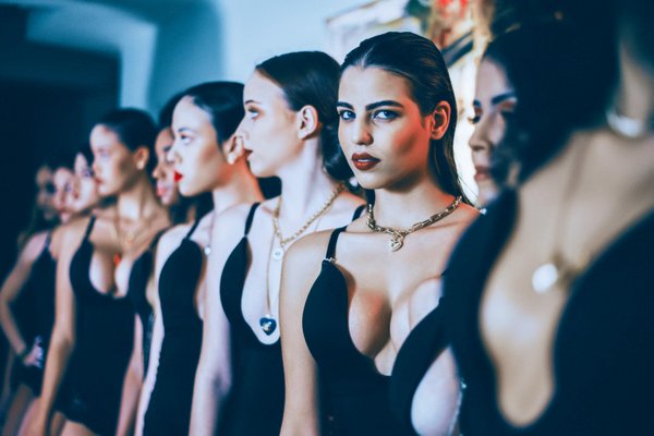 How can UK women use fashion accessories to highlight their beauty features?